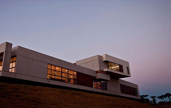 Ambiente corporativo moderno com mobiliário da Matriz Office – slide 1